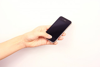スマホのような固形物がつまった|トイレつまりの原因