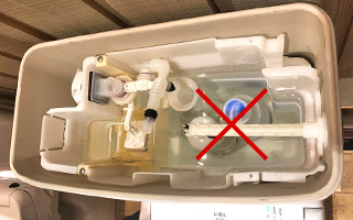 物を取り除く(トイレタンク内のペットボトル)|トイレつまりの解消法