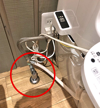 止水栓を閉める|トイレタンクの分解方法