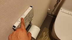 便器に触れずに壁リモコンから自動洗浄が可能です|トイレ交換で衛生的かつ節電機能が向上