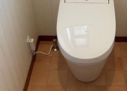 トイレ室内にあるコンセントの画像例|賃貸トイレ交換